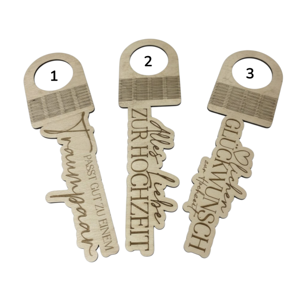 Flaschenanhänger aus Birkenholz mit gelasertem Hochzeitsspruch, dekorativ an einer Weinflasche befestigt.